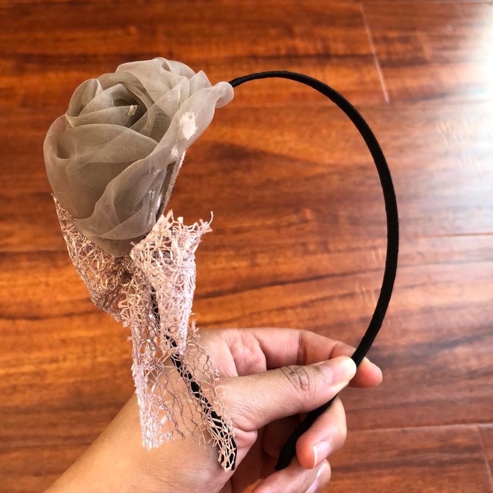 Handmade mauve rose hair band. Suitable for 5 years old and up.